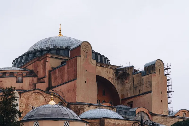 Ayasofya: Bizans ve Osmanlı Mirasını Taşıyan İstanbul Anıtı